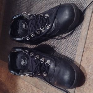 TIMBERLINE HIGH TOP BOOTS.  TIE YP WITH A NICELY PADDING AT ANKLE.